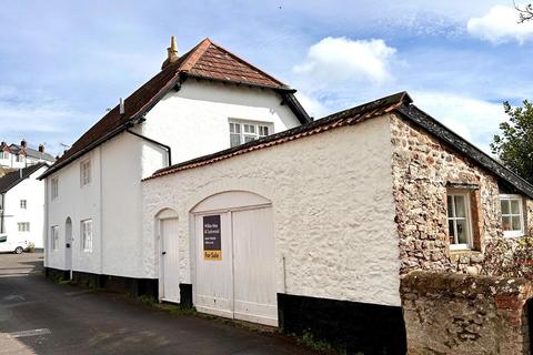2 bed property, in Vicarage Road, £300,000