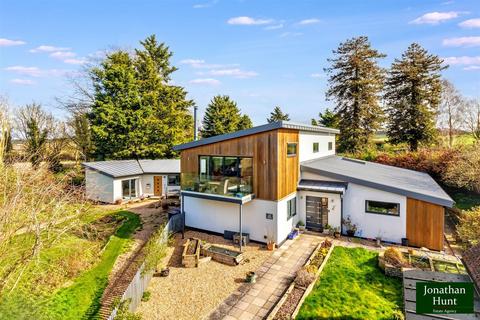 6 bed property, in The Street, £899,000