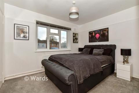 1 bed property, in Charing Crescent, £125,000