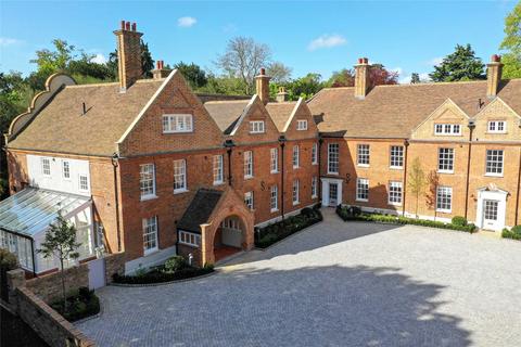 4 bed property, in Totteridge Common, £1,895,000