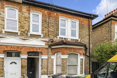 2 bed property, in Perry Hill, £300,000
