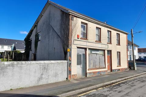 5 bed property, in Queen Street, £135,000