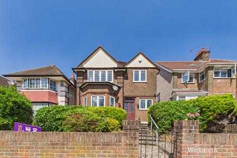 4 bed property, in Oakington Manor Drive, £650,000