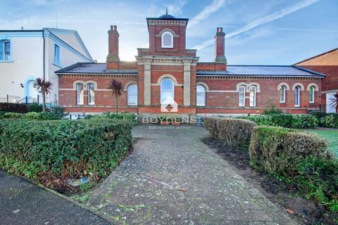 2 bed property, in Great Eastern Court, £195,000