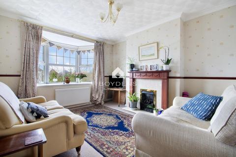 2 bed property, in Upper Fourth Avenue, £165,000