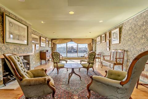 7 bed property, in Ferry Street, £2,238,000
