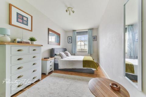 1 bed property, in Brant House, £260,000