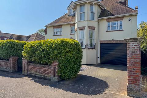 6 bed property, in Frinton-On-Sea, £1,000,000
