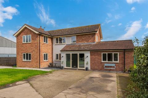 4 bed property, in Blackmoor Farmhouse, £450,000