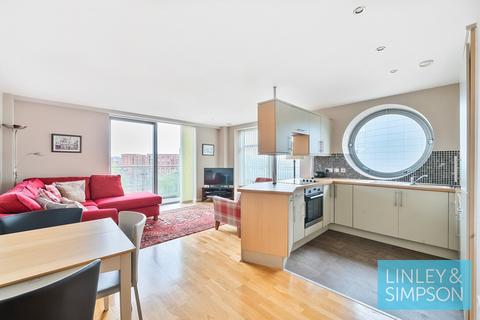 2 bed property, in 3 Whitehall Quay, £250,000