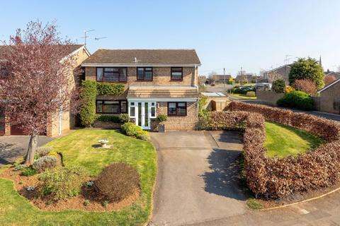 4 bed property, in Colesbourne Road, £550,000