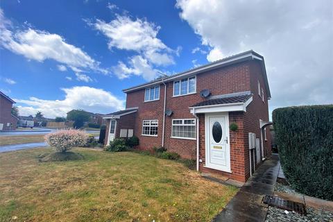 1 bed property, in Glamis Close, £100,000