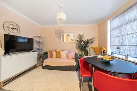 1 bed property, in Marsh Road, £200,000