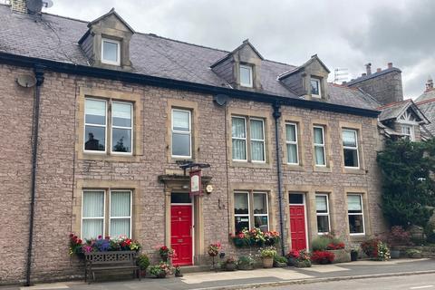 2 bed property, in High Street, £595,000