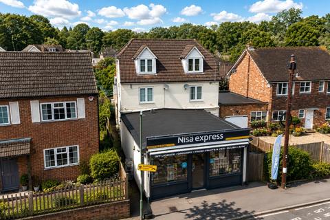 2 bed property, in Winkfield Road, £210,000