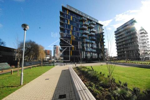 1 bed property, in AYLESBURY HOUSE, £305,000