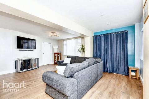 4 bed property, in Garland Crescent, £525,000