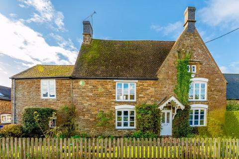 5 bed property, in Middleton Farmhouse, £550,000