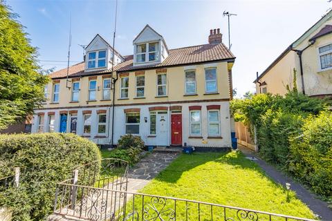 2 bed property, in Carlton Avenue, £140,000
