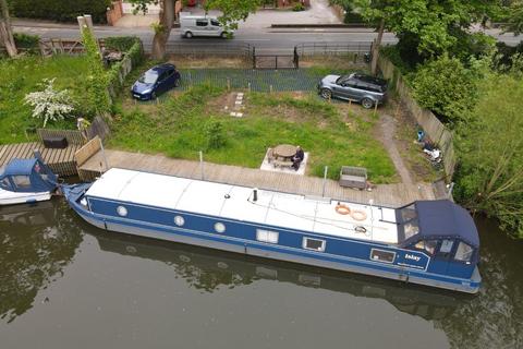 Studio, in Tiddington Road, £225,000