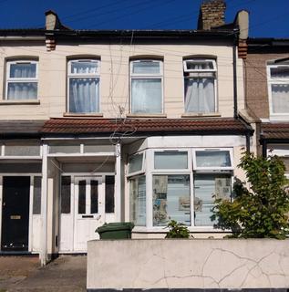 3 bed property, in Dersingham Avenue, £450,000