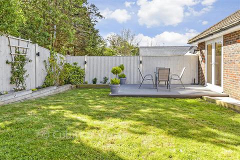 2 bed property, in Sunnydale Close, £500,000