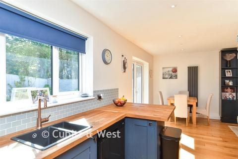 2 bed property, in Sunnydale Close, £500,000