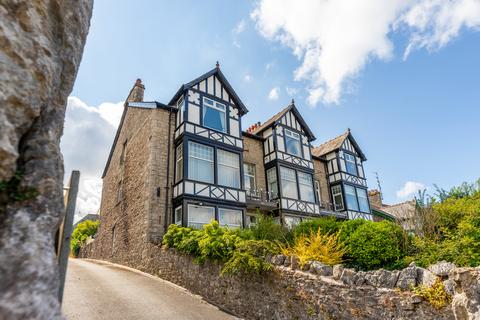 2 bed property, in Flat 2 Broadlands, £195,000