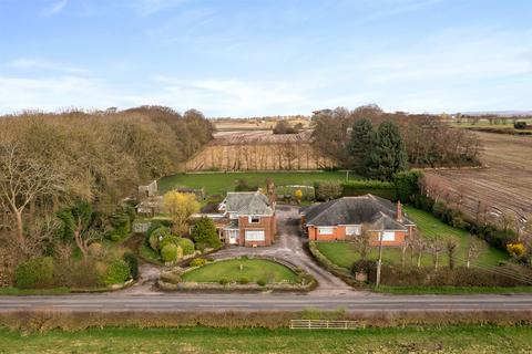 6 bed property, in Long Lane, £895,000