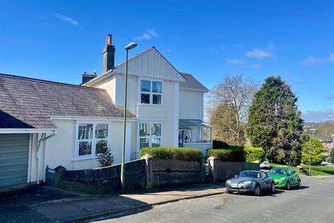 4 bed property, in Belmont Road, £395,000