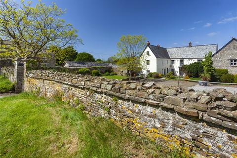 8 bed property, in Horwood, £1,150,000