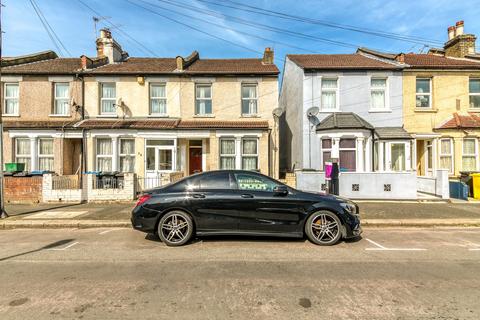 4 bed property, in Wentworth Road, £400,000