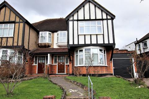 4 bed property, in St Margarets Road, £849,950