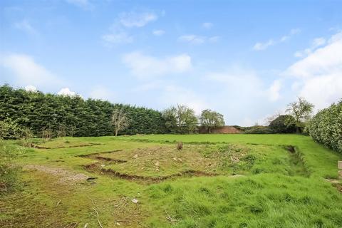 4 bed property, in Denton, £250,000