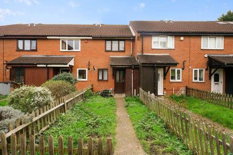 2 bed property, in Nuthatch Gardens, £340,000