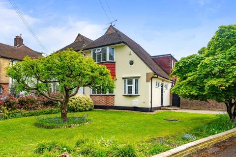 4 bed property, in Parkdale Crescent, £675,000