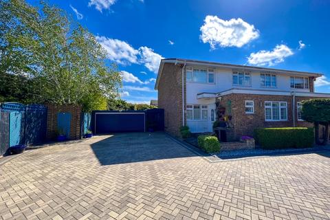 4 bed property, in Fleet Close, £685,000