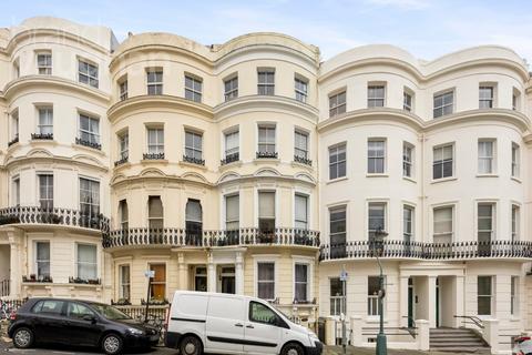 2 bed property, in Lansdowne Place, £390,000
