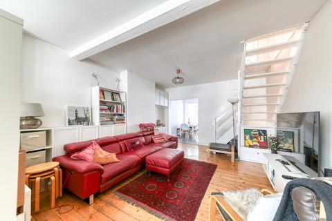 2 bed property, in Montague Road, £412,500