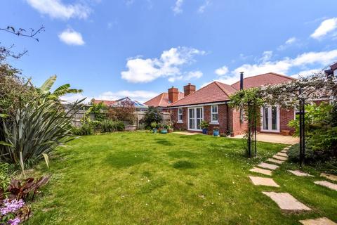 3 bed property, in Hornbeam Walk, £620,000
