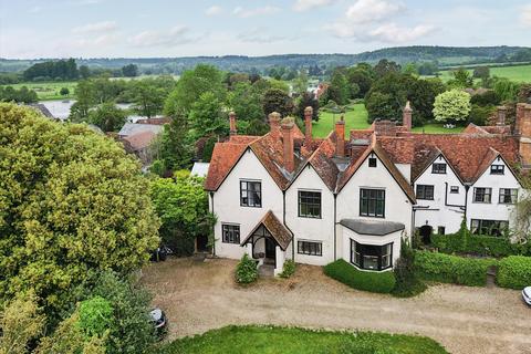 4 bed property, in Yewden Manor, £1,250,000