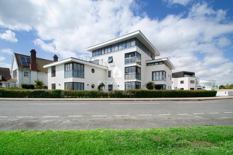 2 bed property, in Cliff Way, £495,000
