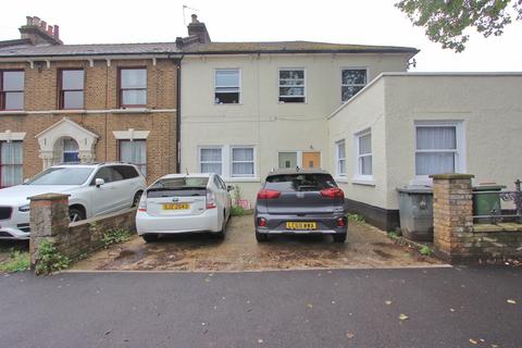 2 bed property, in Hampton Road, £350,000
