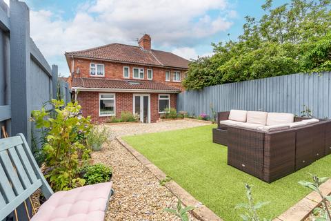 2 bed property, in Knowle, £270,000