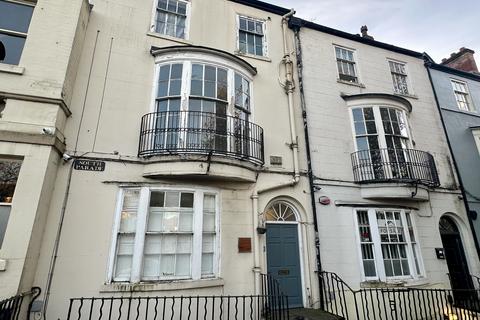 6 bed property, in South Parade, £550,000