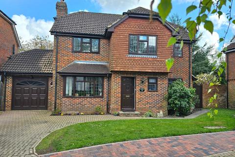 4 bed property, in Ashdown Chase, £550,000