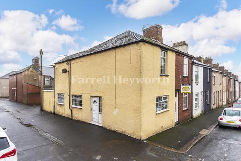 2 bed property, in Elm Road, £100,000