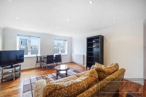 2 bed property, in Whittington Mews, £370,000