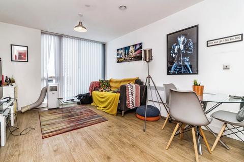 2 bed property, in North Central, £230,000