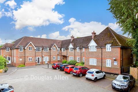 2 bed property, in Main Road, £275,000
